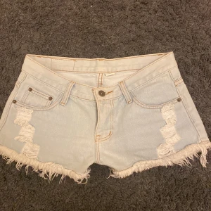 Ljusblå jeansshorts från C&J Jeans - Snygga ljusblå jeansshorts från C&J Jeans med fransiga kantert och slitningar. Shortsen är low waist , kom privat för bilder hur de sitter på❤️