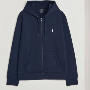 Mörkblå hoodie från Ralph Lauren - Säljer en stilren mörkblå hoodie från Ralph Lauren med dragkedja. Andvänd få gånger. Skriv för fler bilder 💗