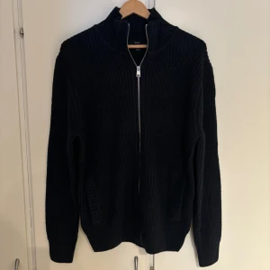 Stickad kofta från Next  - Aldrig använd skick 10/10 köptes från Zalando för 500kr. Jag är 180cm och den passar mig perfekt. 