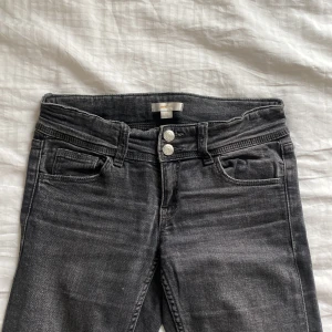 Grå jeans med knappar - Snygga grå jeans med en klassisk femficksdesign och knappar framtill.  Gina young i storlek 152 men passar någon med XXS eller XS!💖