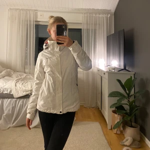 Vit vinterjacka från Everest - Säljer en snygg vit vinterjacka från Everest. Jackan har en hög krage och dragkedja framtill. Den är knappt använd, bara ungefär en vecka förra året. Den är lite figursydd och skyddar bra mot både vind vatten och snö. En bra luva som man kan ta över hjälmen, ett rosa foder och är i strl 34. Passar perfekt på mig som brukar va en Xs! HÖR AV DIG OM DU VILL DISKUTERA PRISET ELLER OM DU HAR NÅGRA FRÅGOR❄️🫶🏻