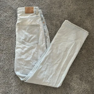 Ljusblå jeans - Ljusblå jeans från weekday i modellen ”Rowe”. Highwaisted och raka benen. Storlek 27/30. Sparsamt använda!