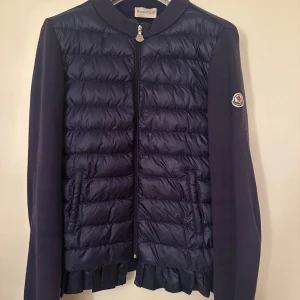Moncler  - Moncler cardigan dam. Storlek xs. Skick 8/10. Pris 2890kr.