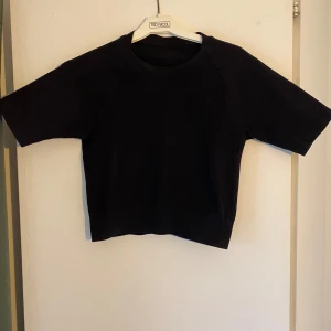 Tränings- topp croppad - Säljer denna tränings topp, den har ett ribbat material.