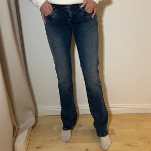 LTB bootcut jeans Valerie - LTB bootcut jeans-Valerie Karlia Wash  Storlek: 27x34 Ordinarie pris: 799 Använda EN gång och säljer för att de var lite för stora för mig.