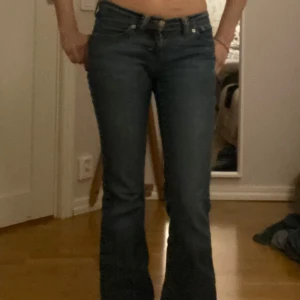 Blå bootcut jeans - Snygga blå bootcut jeans med låg midja.  Från märket Levis, midjemått är 35 cm, passar superbra i längden på mig som är 163cm