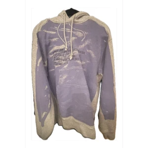 hoodie från Helmut Lang - Säljer en cool grå och lila hoodie från Helmut Lang med tryck både fram och bak. Hoodien har en oversized passform men är i storlek xs så passar någon som har s-m. Perfekt för en avslappnad stil. Pris kan diskuteras vid snabb affär. Hör av er om ni har några miharas eller marjelas i storlek 43