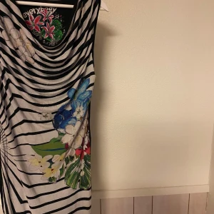Randig klänning med blommönster - Snygg 💙🖤klänning