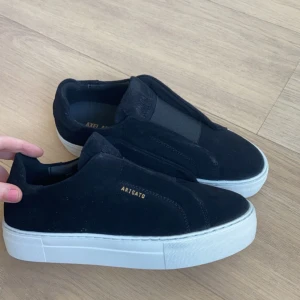 Svarta sneakers från Axel Arigato - Snygga svarta sneakers från Axel Arigato som är använda endast 3 gånger för jag upplever att dom är förstora för mig!! De är helt nyskick och lådan ingår💘 köpta för 2500
