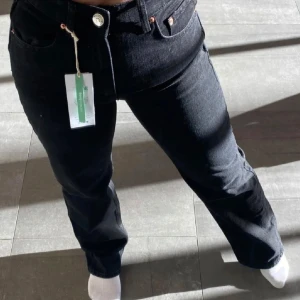 Svarta jeans - Svarta jeans från ginatricot.  Helt oanvända med prislapp kvar.  Högmidjade, raka ben, och normal längd.  Storlek 34!