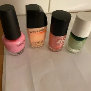 Fyra nagellack i olika färger - Säljer fyra nagellack i olika färger: rosa från Technic, persikofärgat från Wet n Wild, skimrande rosa från Ztiz och grönt från Beauty UK. Perfekt för att variera din nagelstil! Det är mkt kvar i flaskorna då jag endast har provat och sen har jag aldrig tid att använda dem så därför säljer jag dem. 