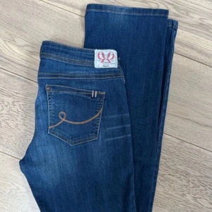 Blå jeans från Mango - Älskar dessa jeans men säljer då dem inte kommer till användning! Hoppas på att någon får njuta av dem ist☺️  Mango jeansen är små i storleken, på lappen står det 40 men skulle säga att det motsvarar en annan storlek. Midjan är 39 cm.