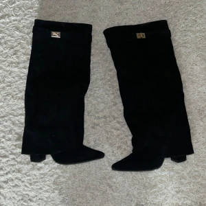 Svarta boots - Nu säljer jag dessa snygga svarta boots som är använda ca 4 gånger då jag får ont i foten av högklackat. De är i väldigt bra skick och passar till nästan allt. Skorna går även att ha om man ska klä upp sig lite extra på sommaren men även vintern. 