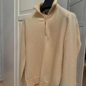 Loro Piana Roadster Pull Zip i Kashmir - Här har vi en otroligt mjuk och välgjord tröja från Loro Piana i kashmir. Använd ett fåtal gånger då tröjan varit en aningen för liten för mig, så overall skick är 9/10. Nypris 14 000kr, storlek 46/S