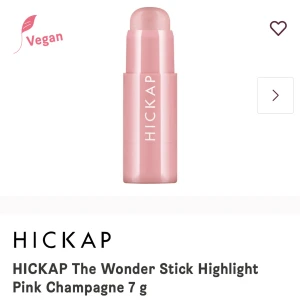 HICKAP The Wonder Stick Highlight Pink Champagne 7 g - Vegan highlighter i stickformat från HICKAP i nyansen Pink Champagne. Perfekt för att ge ansiktet en strålande lyster. Kompakt och lätt att applicera, idealisk för att ta med i väskan.