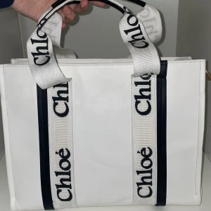 Vit handväska  - Snygg vit handväska med svarta detaljer. HELT NY!! Har ett band