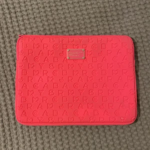 Rosa datafodral från Marc by Marc Jacobs - Superfint datafodral från Marc Jacobs i en supersnygg rosa färg 💖