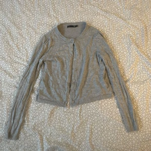Grå kofta från lager 157 - Säljer en stilren grå kofta från lager 157. Den har långa ärmar och knappar framtill. Perfekt för lager-på-lager och passar till många olika outfits. 🩶Säljer eftersom den blivit för liten 