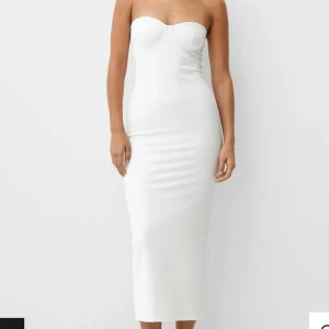 Vit klänning - Helt ny, prislapp kvar! Säljer pga för liten & försent att lämna tbx 💕