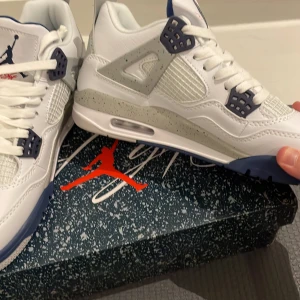 Helt nya Jordan 4  - Helt nya aldrig använda extra snören ingår stock x verifering med qr som går till stock x appen fråga om fler bilder