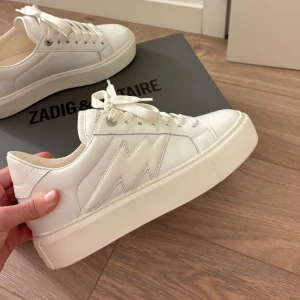  sneakers  Zadig & Voltaire - Supersnygga vita sneakers från Zadig & Voltaire. Sparsamt använda, därav mycket bra skick🙏🏼 Skriv för fler bilder, pris går självklart att diskutera 🌟🩷(storlek 37 men passar även str 38) Kartong och dustbag följer med 