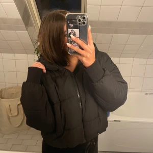 Svart pufferjacka - Säljer en svart pufferjacka från Monki i storlek M. Den har en oversized passform och långa ärmar, perfekt för kyliga dagar. Den är stilren och enkel att matcha med olika outfits. Har använt väldigt lite. Nypris 500❤️❤️