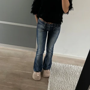 Only jeans - Supersnygga jeans från only som säljs då de tyvärr inte kommer till användning. Midjemåttet är ca 35 cm rakt över ock innerbenslängden ca 74 cm. Jag är 158 cm för referens! (Uppsprättade nertill)