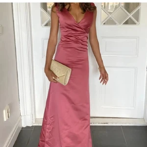 Rosa långklänning med v-ringning - Rosa långklänning i satin med v-ringning! Jättefin för bal💋Endast använd en gång - så perfekt skick! Priset kan diskuteras vid snabb affär 🥰