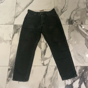 Gröna Baggy Levi’s Jeans - Säljer de för att jag inte kan hitta användning till de. Rätt så väl använda. Köpt av kompis. Pris kan diskuteras vid snabb affär men överdriv inte.