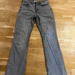 Gråa jeans - Snygga grå bootcut jeansbyxor. Från gina, har använt ett flertal gånger men är i väldigt bra skick. Pris kan diskuteras