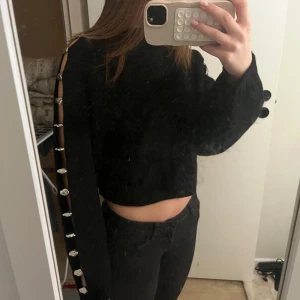 Zara topp - Säljer denna as coola tröja ifrån Zara med detaljer på sidorna. Den är i stickat material å är aldrig använd. Den är i storlek S