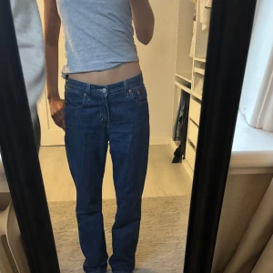 Blå jeans från Levi's - Säljer ett par blå 501:or från Levi's. De har en rak passform och är lågmidjade med läderpatchen på baksidan. Jag har använt de mycket förr men det märks ingenting på jeansen. Köpta i butik men vill verkligen sälja de. Byxorna är unisex och passar på både killar och tjejer! Pris kan diskuteras 👖 