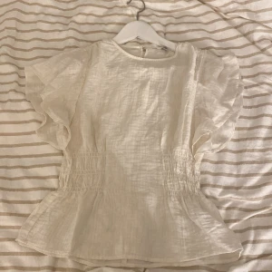 Vit blus med volangärmar - Super fin blus från H&M, aldrig använd bara testad😍