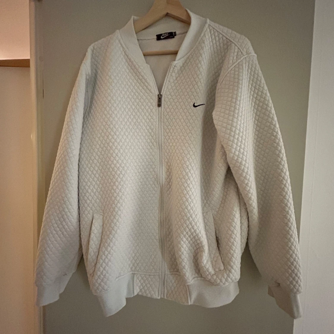 Vit quiltad jacka från Nike