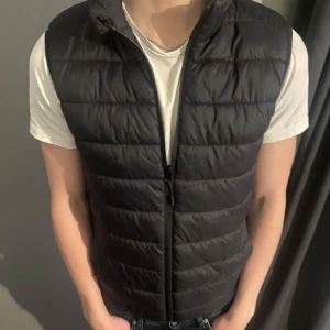 Svart dunväst med dragkedja - Säljer en tvär snygg svart dunväst i storlek S | Hör av er för frågor. 😁                                                                                          Längd på modellen: 183