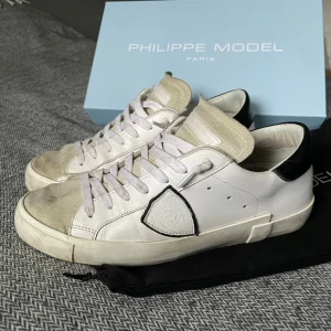 Philippe Model, stl 40 - Philippe Model skor i storlek 40 som jag säljer då de knappt används och tycker det är synd att dem bara ligger och skräpar. Alla defekter finns med på bilderna och skickar gärna fler bilder vid förfrågan!😊