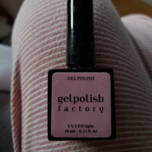 Builder gel - Snyggt gellack från Gelpolish Factory i nyansen 'Tootie Proody'. Ljusrosa färg som härdas med UV/LED-lampa. Perfekt för en hållbar och glansig manikyr. Det är 80% kvar. 🩷🩷🩷 Orginalpris: 90-100 kr