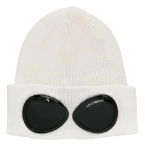 Vit mössa från C.P. Company - Snygg vit mössa från C.P. Company med unika svarta glasögondetaljer framtill. Perfekt för att ge din outfit en cool touch. Tillverkad i mjukt material för extra komfort.