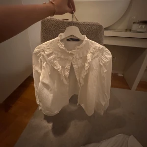 Blus - Sjukt snygg vit blus med fina detaljer och volanger!