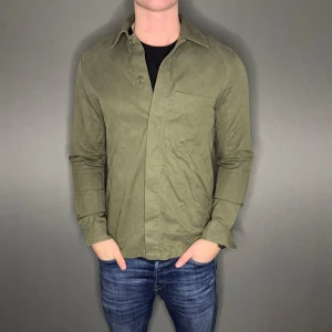 Samsoe samsoe overshirt - Hej säljer nu min fina samsoe samsoe övergångsjacka i storlek M men passar också s. Den är i väldigt fint skick och kommer vara otroligt snygg i vår. Nypris cirka 1500kr! Vi kommer att sälja liknande produkter nu närmare vinter så glöm inte följa profilen!🌊🍾