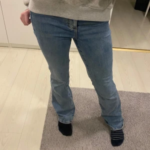 bootcut jeans - Snygga blåa bootcut/flare jeans. De är mid rise.