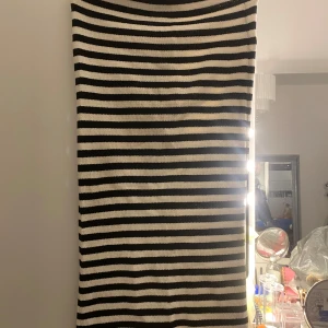 Randig kjol - Randig kjol i svart och vit med en tight passform. Endast använd en gång, väldigt bra skick 