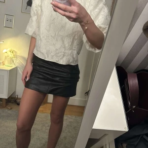 Svart kortkjol i skinn - Säljer min svart skinnkjol som inte används💕