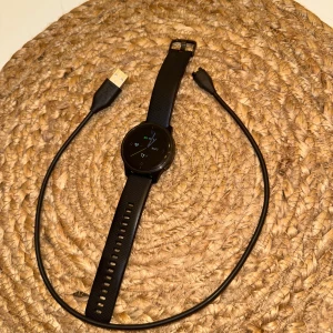 Garmin Venu Smartwatch - OBS! Ögla som kan träs över klockarmbandet för att fixera flärpen på remmen saknas. Du kan beställa ny ögla eller hela armband i silikon som kostar 139 kr på Teknikmagasinet.se, storlek 42mm