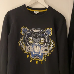 Kenzo tröja - Säljer då det inte är min stil längre. Som ny inga fläckar eller något sådant.