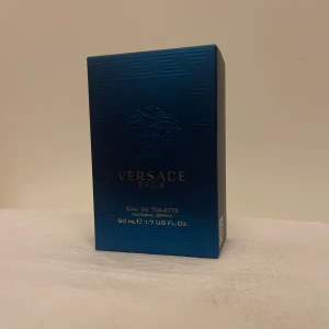Versace Eros Eau de Toilette 50 ml - Säljer en Versace Eros Eau de Toilette. Flaskan rymmer 50 ml och har en stilren design med Versaces ikoniska mönster. Perfekt för den som vill ha en fräsch och maskulin doft. Knappt använd, endast två gånger. Pris går såklart diskutera