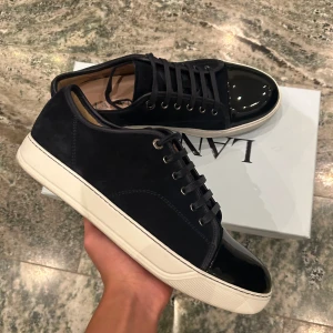 Lanvin cap toe  - Ett par nästan helt nya lanvins i uk8/42-43 färgen navy. Låda följer med!