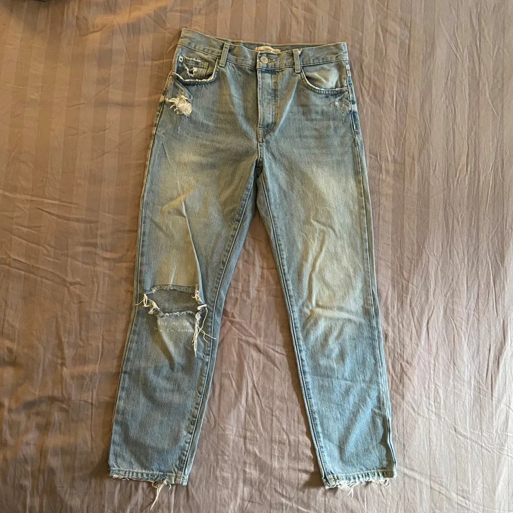 Säljer ett par blå straight jeans från Bershka i storlek 36 med slitningar och knappgylf. Använt skick. Har legat i förråd. Men tvättar alla kläder innan det skickas! . Jeans & Byxor.