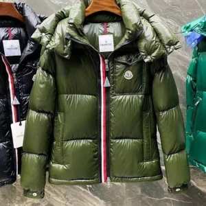 Moncler jacka - Skick: 10/10 | vet ej om den är äkta därav priset | för frågor skriv!