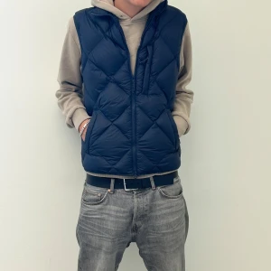 Peak performance väst - Tvärsnygg peak preformance väst. Säljer då jag inte använder längre. Bara använd enstaka gånger. Priset är inte fast 